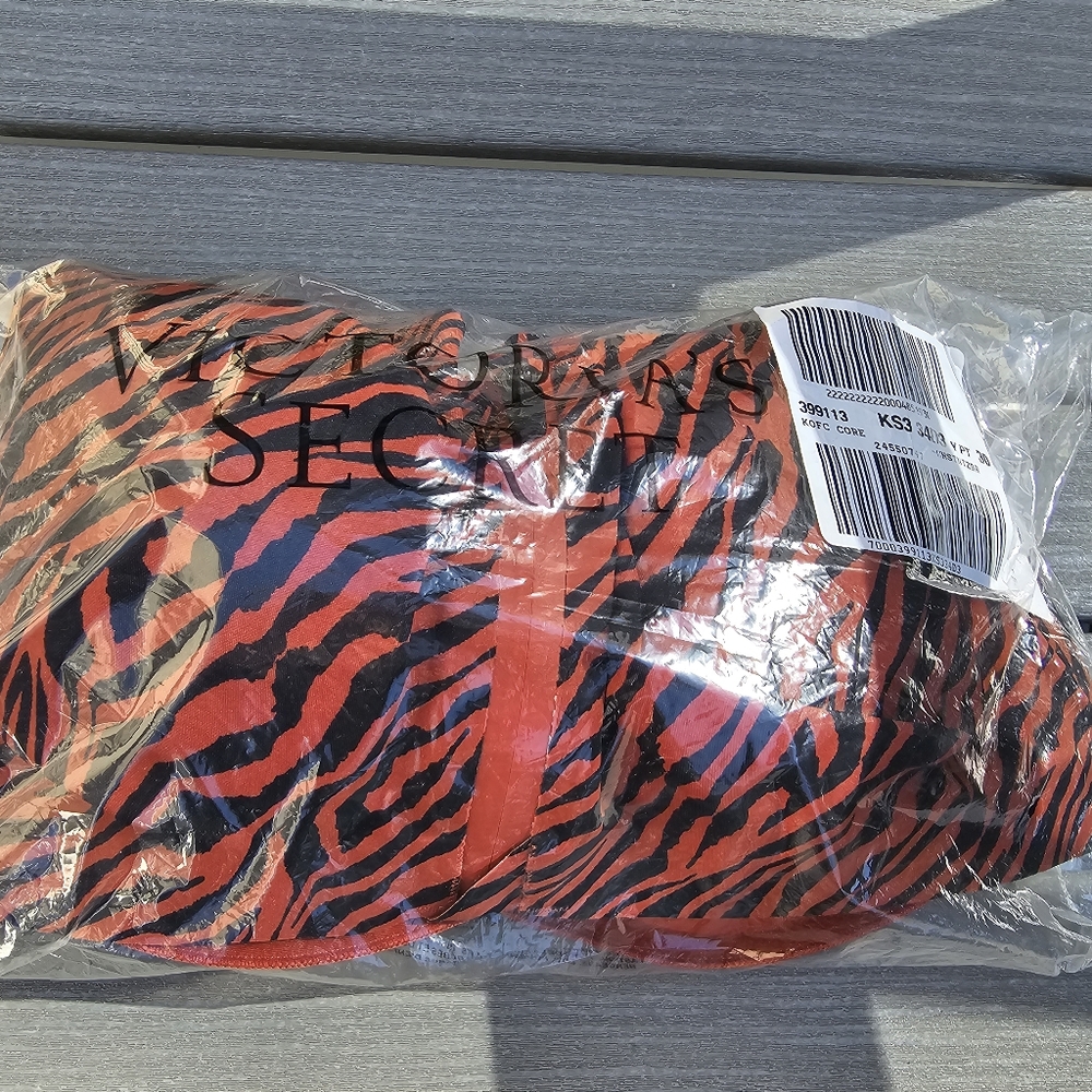 Victoria's Secret knockout front closure sports bra